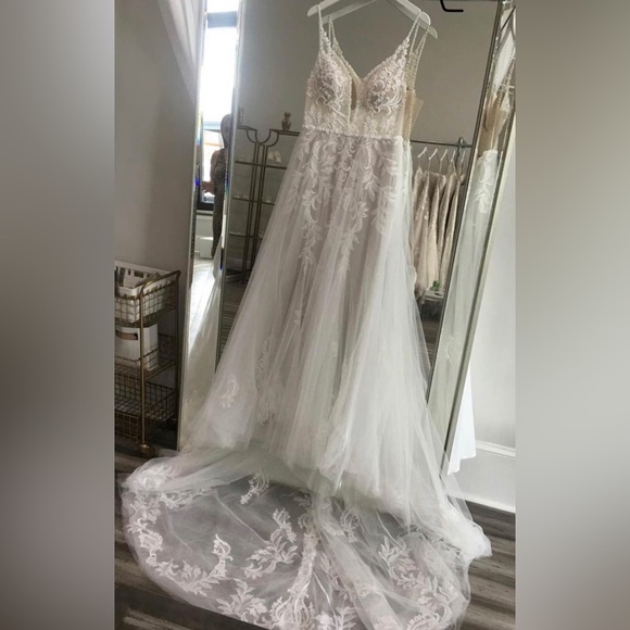 NEW Essence of Australia Lace V-Neckline with Sheer Bodice Wedding Gown D3324 - Picture 8 of 9